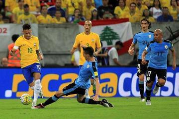 Suárez y Cavani le dan el empate a Uruguay