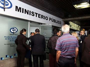 La Fiscalía dice que Vera fue sorprendido por dos hombres en un comercio.