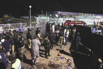 Oficiales de seguridad paquistaníes inspeccionan el lugar de la explosión.