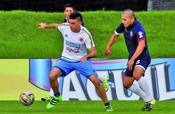 El jugador colombiano Guillermo Celis controla el balón.