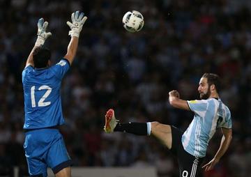 Gonzalo Higuain (d) de Argentina disputa el balón con Carlos Lampe (i).
