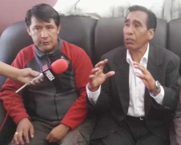 Denis Flores (izq) junto a Mario Aduviri, en la última conferencia de prensa.