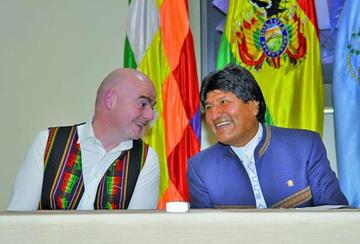 Giani Infantino conversa con el mandatario boliviano.