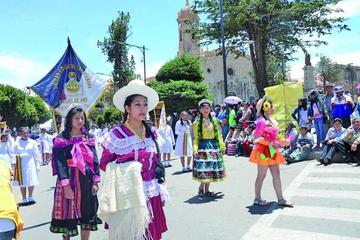Alumnos desfilan en honor a Potosí
