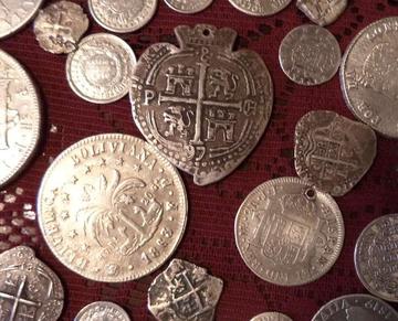 Varias monedas que salieron de la Villa Imperial.