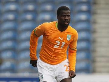 FIFA suspende un año a Emmanuel Eboué