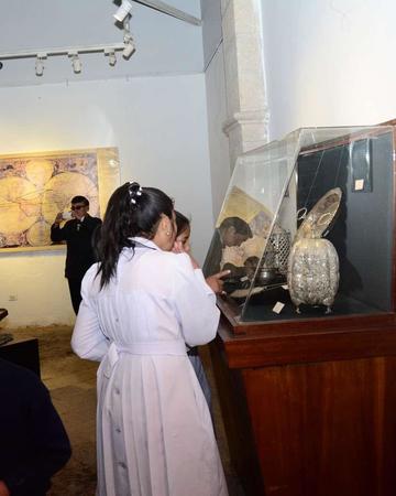 Estudiantes fueron los primeros en visitar la muestra.