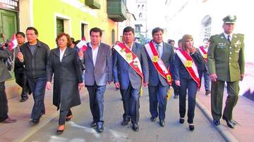 Representantes de las instituciones locales, en los actos de homenaje.