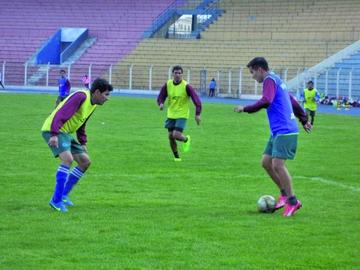 Los rancho guitarras durante su ensayo de fútbol en el estadio