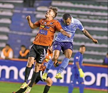 Bruno Pascua, de Nacional, lucha por el balón con Edemir Rodríguez  APG