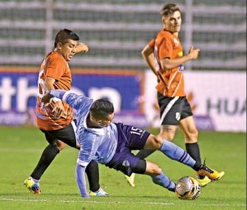Darwin Lora, de Nacional, marca a Miguel Callejón, de Bolívar.