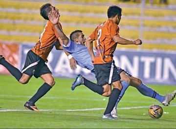 Los jugadores de la banda roja quitan el esférico a un jugador de Bolívar.