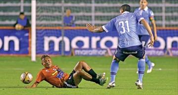 Gastón Cellerino comete una falta a Ronald Gallegos, de Nacional Potosí.