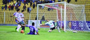El arquero Iván Brun despeja el remate del jugador Juan Pablo Vargas (c) de Real Potosí.