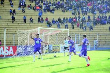 Gilbert Álvarez (i) festeja el gol más rápido convertido en el Clausura.