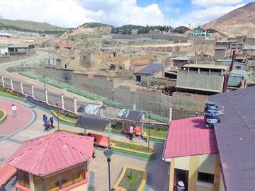 Algunos ingenios mineros colindantes al complejo deportivo.