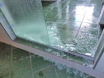 El vidrio templado del sauna quedó completamente destrozado.