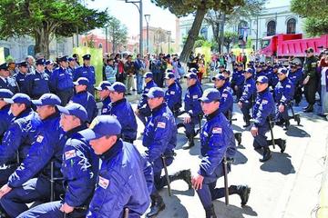 Los policías en plena demostración.