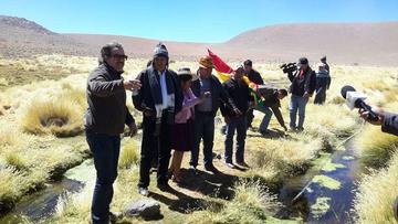 En lugar explicaron a la prensa de qué manera los chilenos canalizaron las aguas.