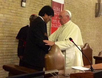 El presidente Evo Morales junto al líder de la Iglesia católica, en El Vaticano en 2014.