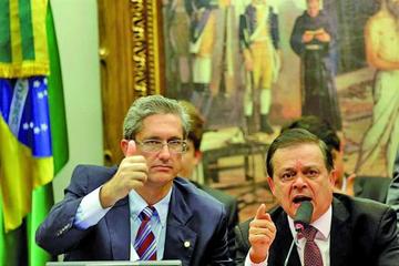 El diputado Jovair Arantes (d) es el instructor de la comisión que analiza el caso.
