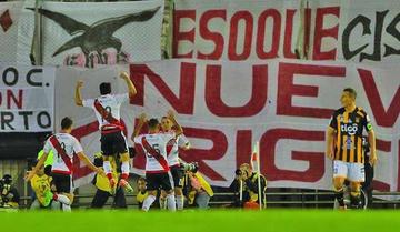 Jugadores de River Plate celebran otro de los tantos.
