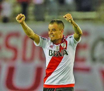 El jugador de River Plate Andrés D'Alessandro celebra después de anotar un gol.