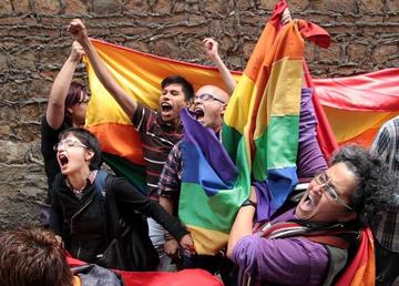 Varios activistas en favor de las uniones entre parejas del mismo sexo manifestándose en Bogotá.