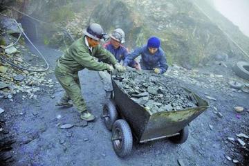 Rechazo campesino dificulta la salida de mineros del cerro