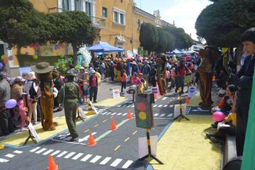 Estudiantes de la Esbapol divirtieron con juegos a niños en plaza central