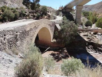 La infraestructura antigua es utilizada para el paso de los vehículos.