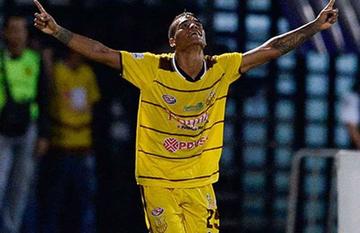 Robert Mejía celebra la primera victoria de su equipo.