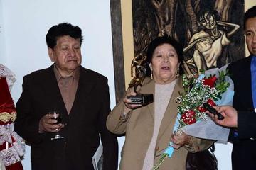 Eliseo Arismendi y Eugenia Rodríguez con el trofeo.