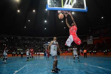 El jugador de la Vieja Casona, Carlos Romero, intenta encestar la pelota.