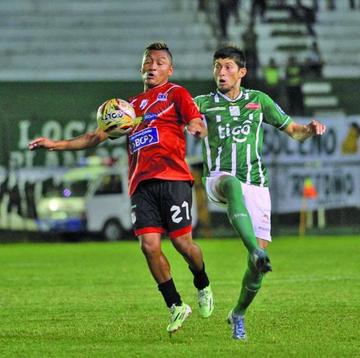 El volante de creación de la banda roja, Ronald Gallegos, controla la pelota.