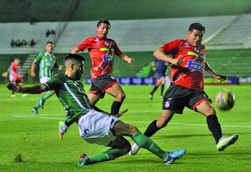 El jugador de Nacional, Luis Aníbal Torrico impide que su rival pueda patear el balón.