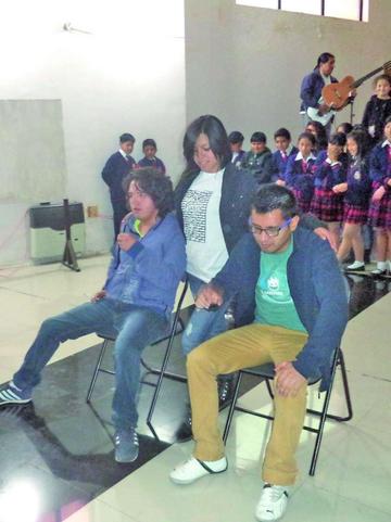 Los actores en pleno ensayo.