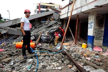 Rescatistas realizan labores en Pedernales tras el fuerte terremoto.