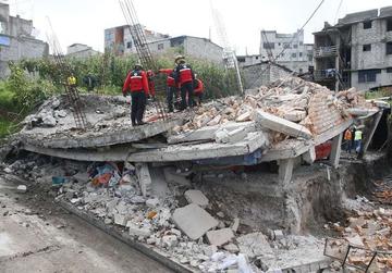 Fuerte seísmo en Ecuador causa más de 200 fallecidos y heridos
