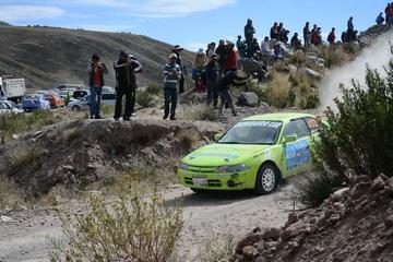 La gente aprecia el paso de uno de los pilotos.