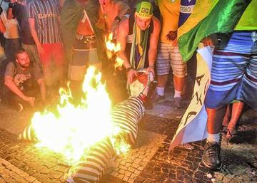 Manifestantes queman un muñeco con la imagen de la presidenta de Brasil.