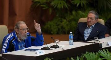 Los hermanos Castro estuvieron en el cierre de la reunión con miles miles de delegados.