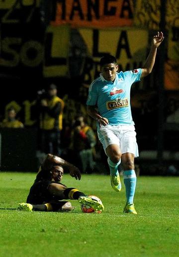 Peñarol elimina al Sporting Cristal peruano 