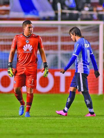 Romel Quiñónez abandona el campo de juego(i).