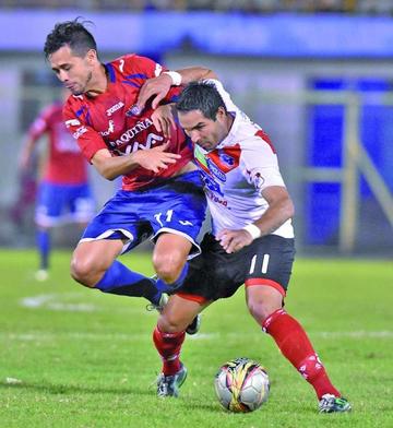 El defensa de Nacional, Ignacio García, controla el balón.