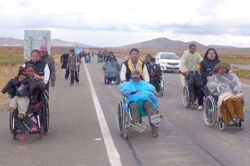 Discapacitados llegan a la ciudad de El Alto y piden audiencia con Evo
