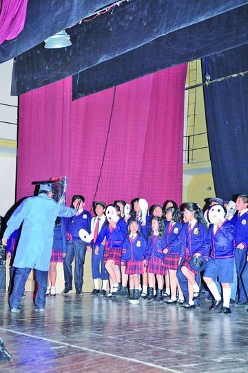 Presentan  con éxito la obra “El Muro”