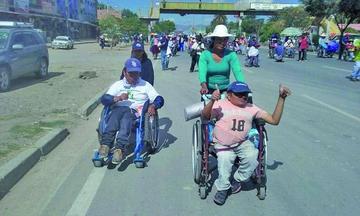 Discapacitados llegan a La Paz y dicen que no se irán sin el bono
