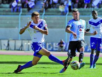 Miguel Angel Hoyos despeja el balón.