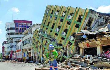 Bomberos en Ecuador que fueron a zona dañada entran en terapia mental